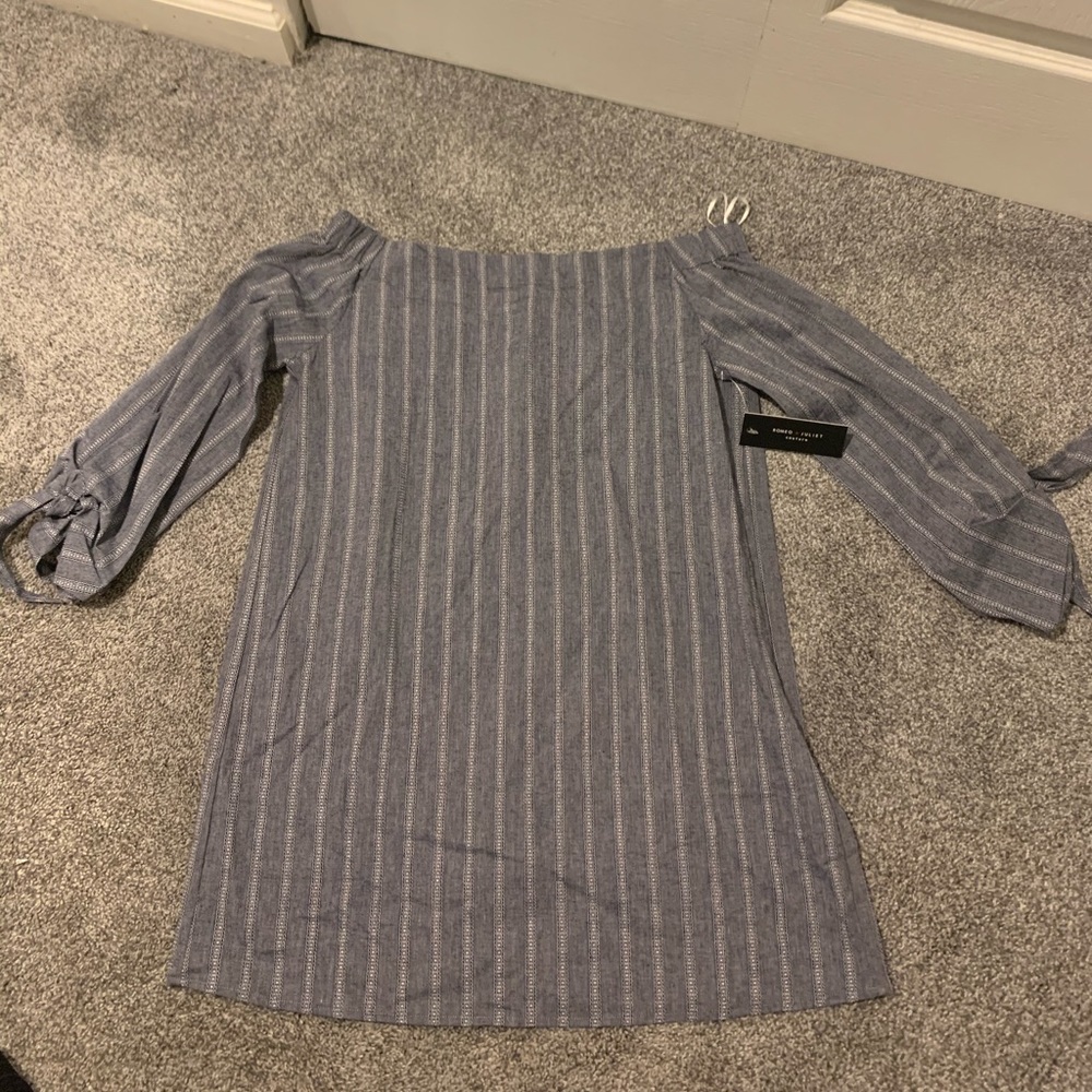 NWT linen size small top .  Off the shoulder